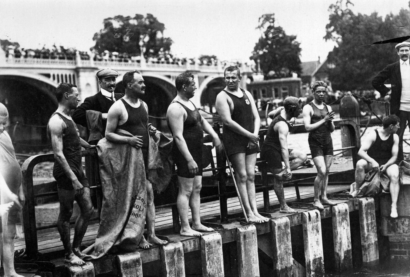 #134 Competitors line up for the start of the Richmond to Blackfriars swimming race, 1907