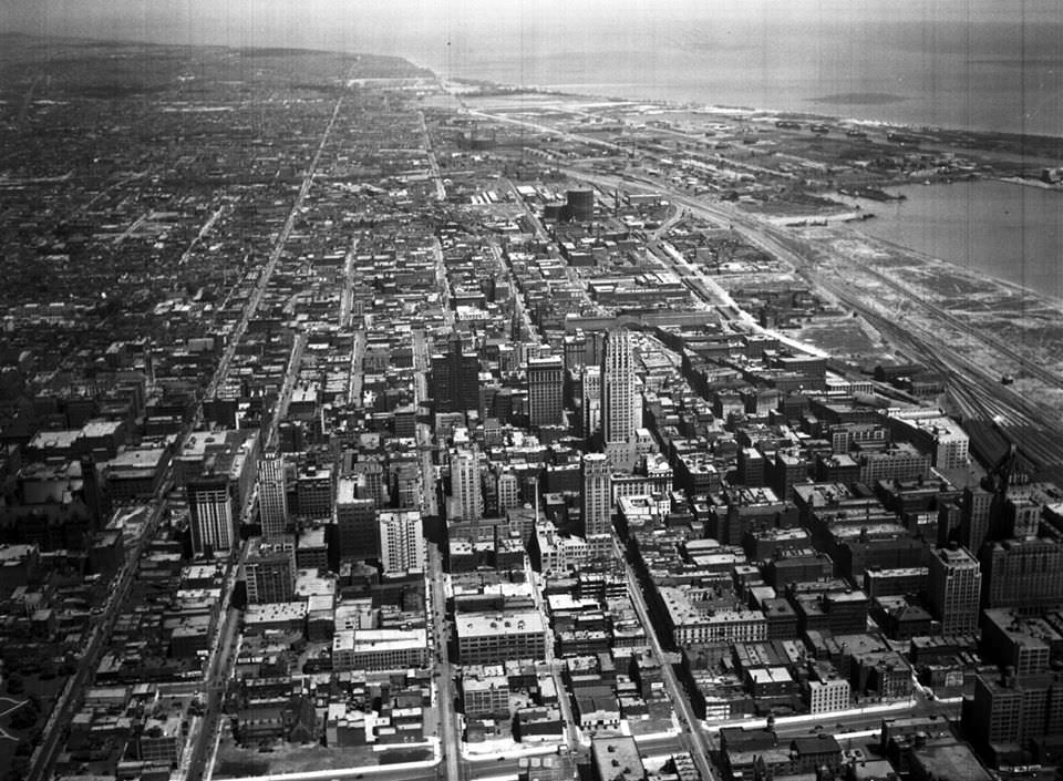 #157 Toronto, aerial view looking east, 1932