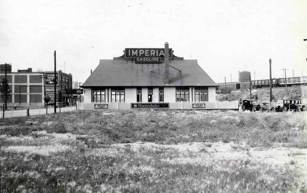 #71 Fleet Street between York & John (no longer exists). Victoria Paper & Twine, Sheaffer Pen at 169-173 on the left, 1930