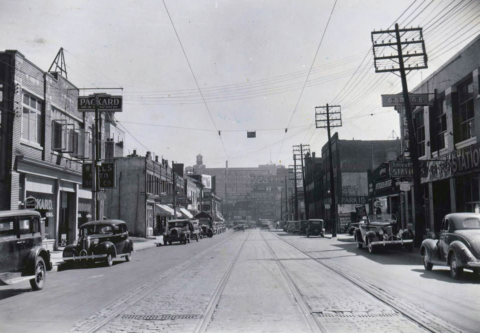#76 Dundas West looking east towards Yonge Street, 1938