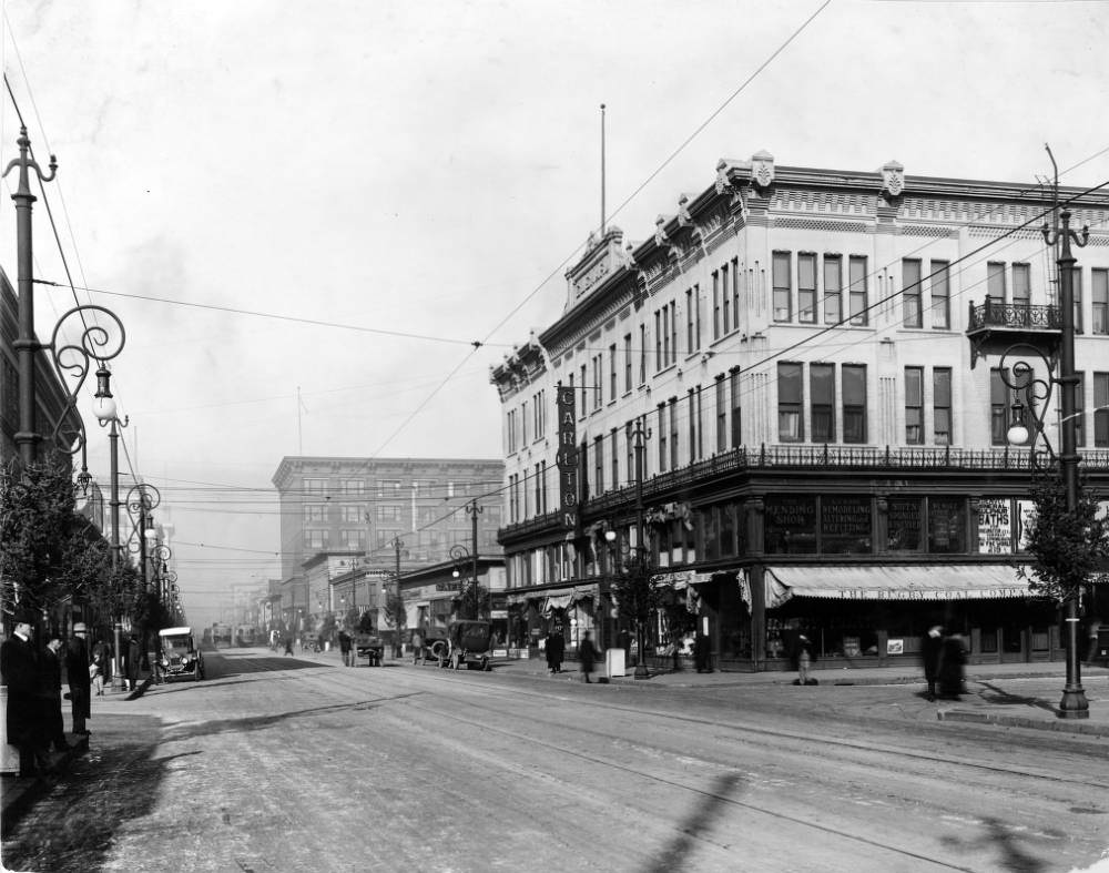 #118 View of the intersection of Glenarm and 15th (Fifteenth) Streets in Denver, 1909