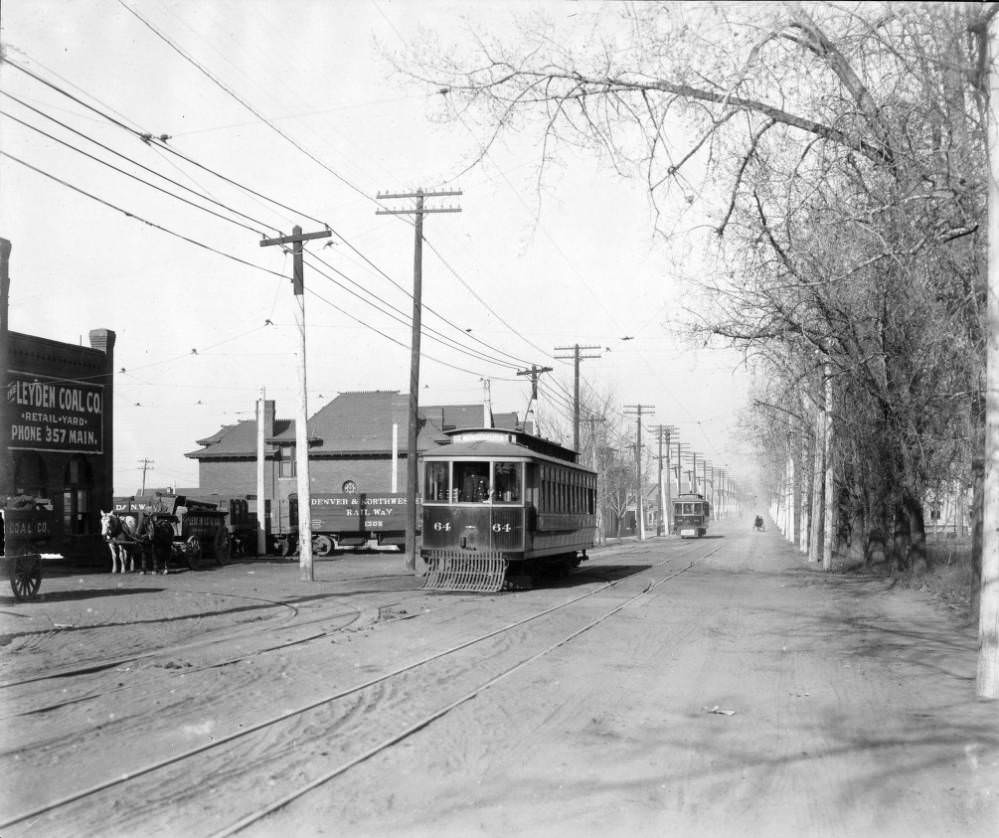 #154 Denver Tramway Company trolley, Berkeley – Elitch number 64, followed by Leyden number 68 in Denver, 1905