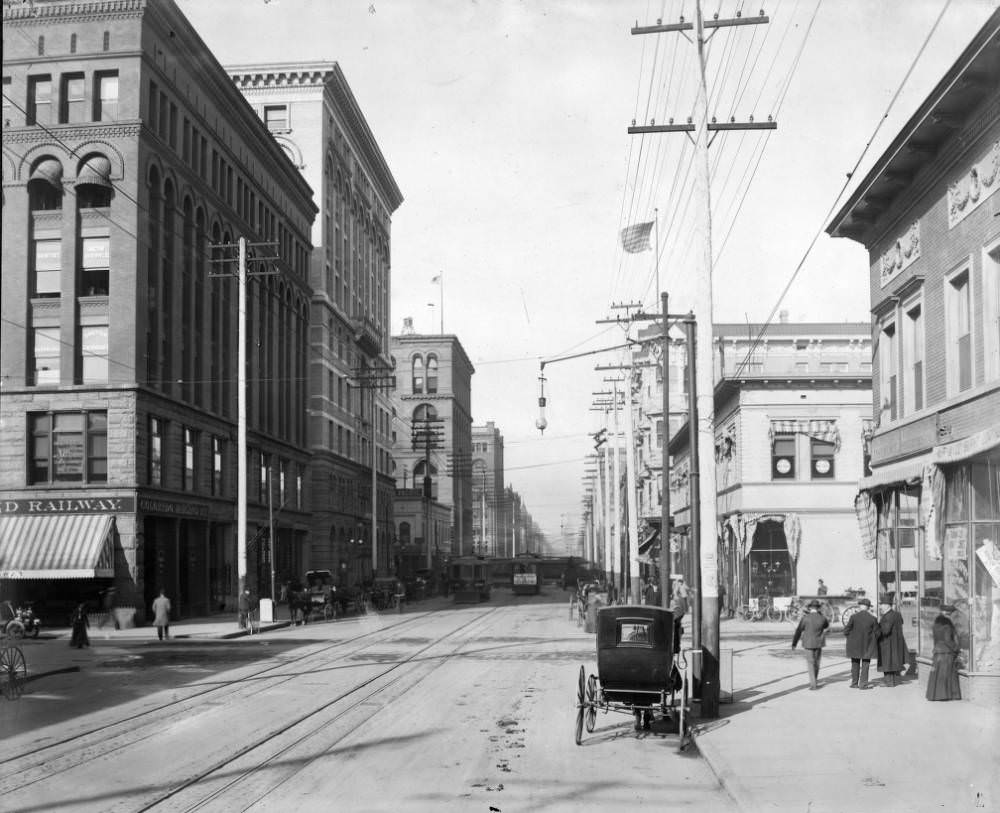 #79 Denver Tramway Company trolleys on 17th (Seventeenth) and California Streets in Denver, 1905