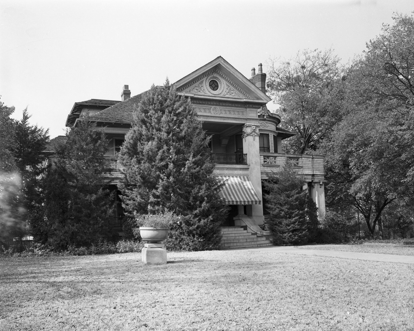 #150 Cass Edwards house at Pennsylvania and Summit, built late 1890s and scheduled to be torn down, 1948