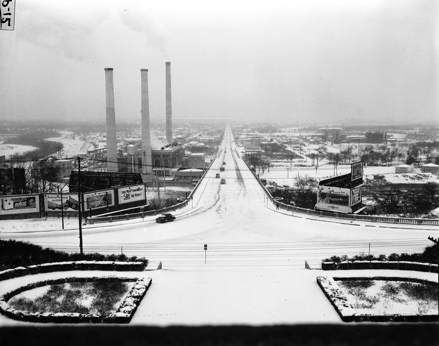 Tarrant County courthouse looking north on Fort Worth’s Main Street with the snow covered Paddock Viaduct, 1948