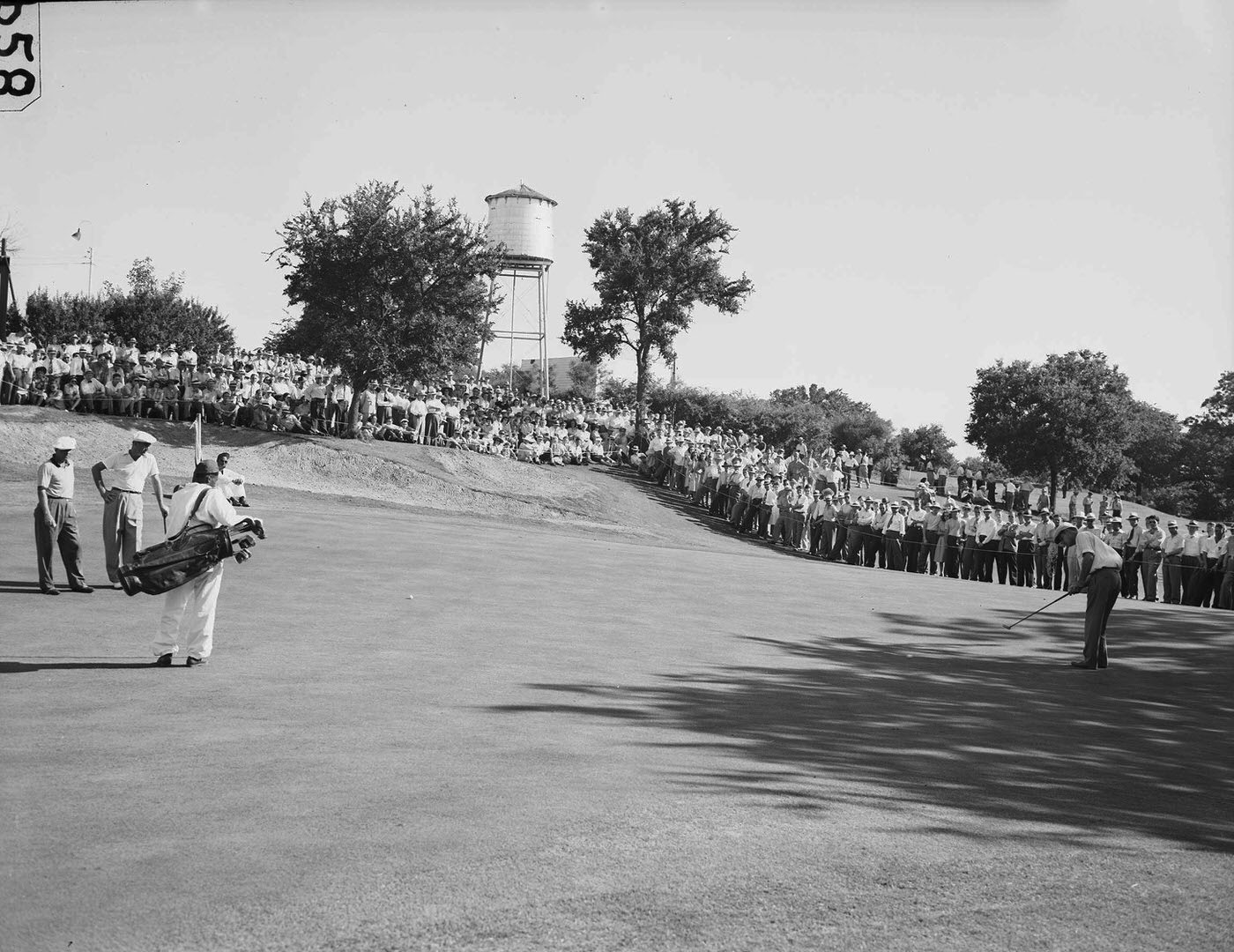 #68 Harry Todd’s long putt for birdie stopped short on No. 18 green Saturday as the huge gallery held its breath, 1946