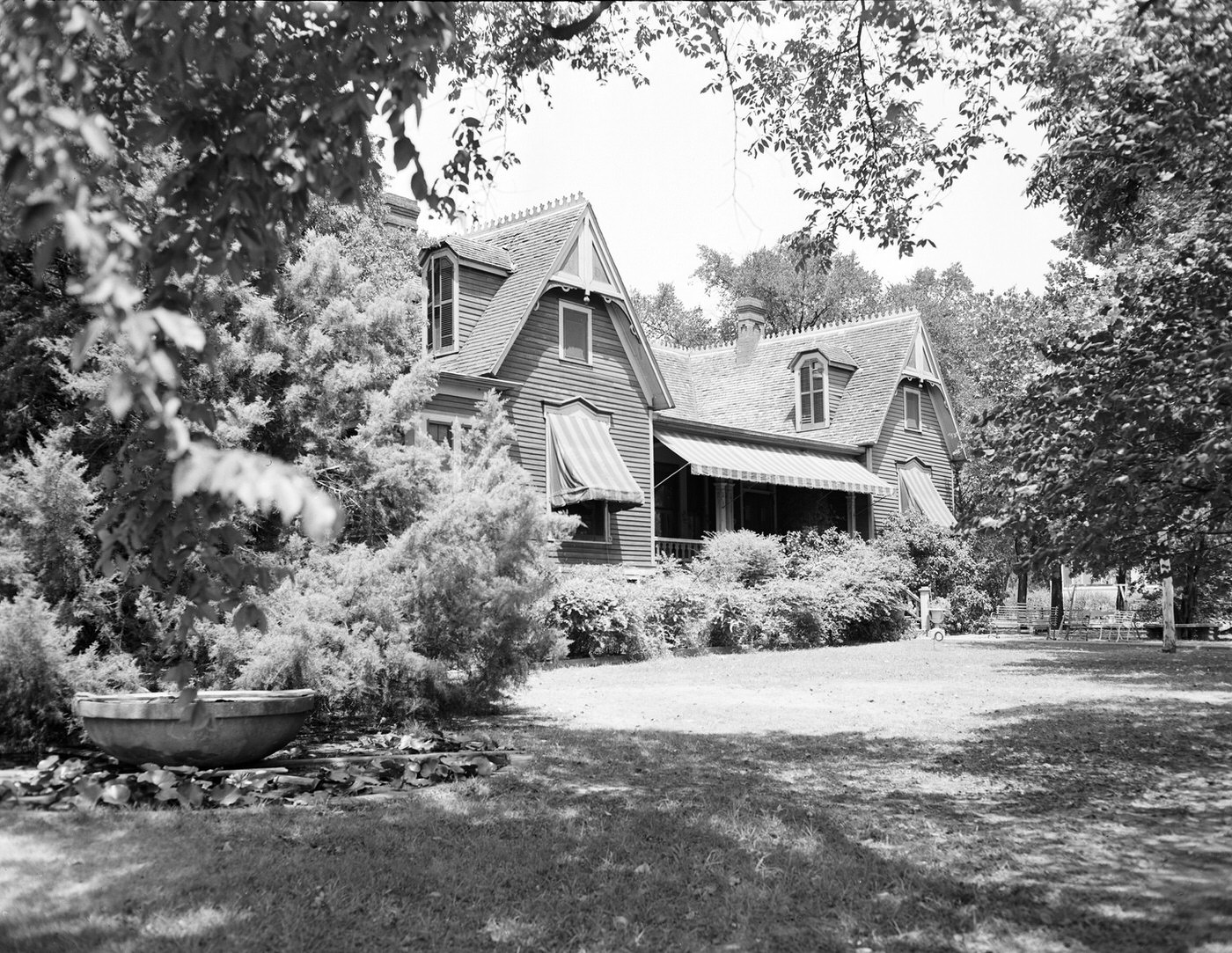#124 M.M. Barnes home, 1502 Summit Avenue, Fort Worth; bequeathed to city for a park, originally built by George B. Loving ca. 1880; bought by E.G. Harrold, father of Mrs. Barnes, 1947