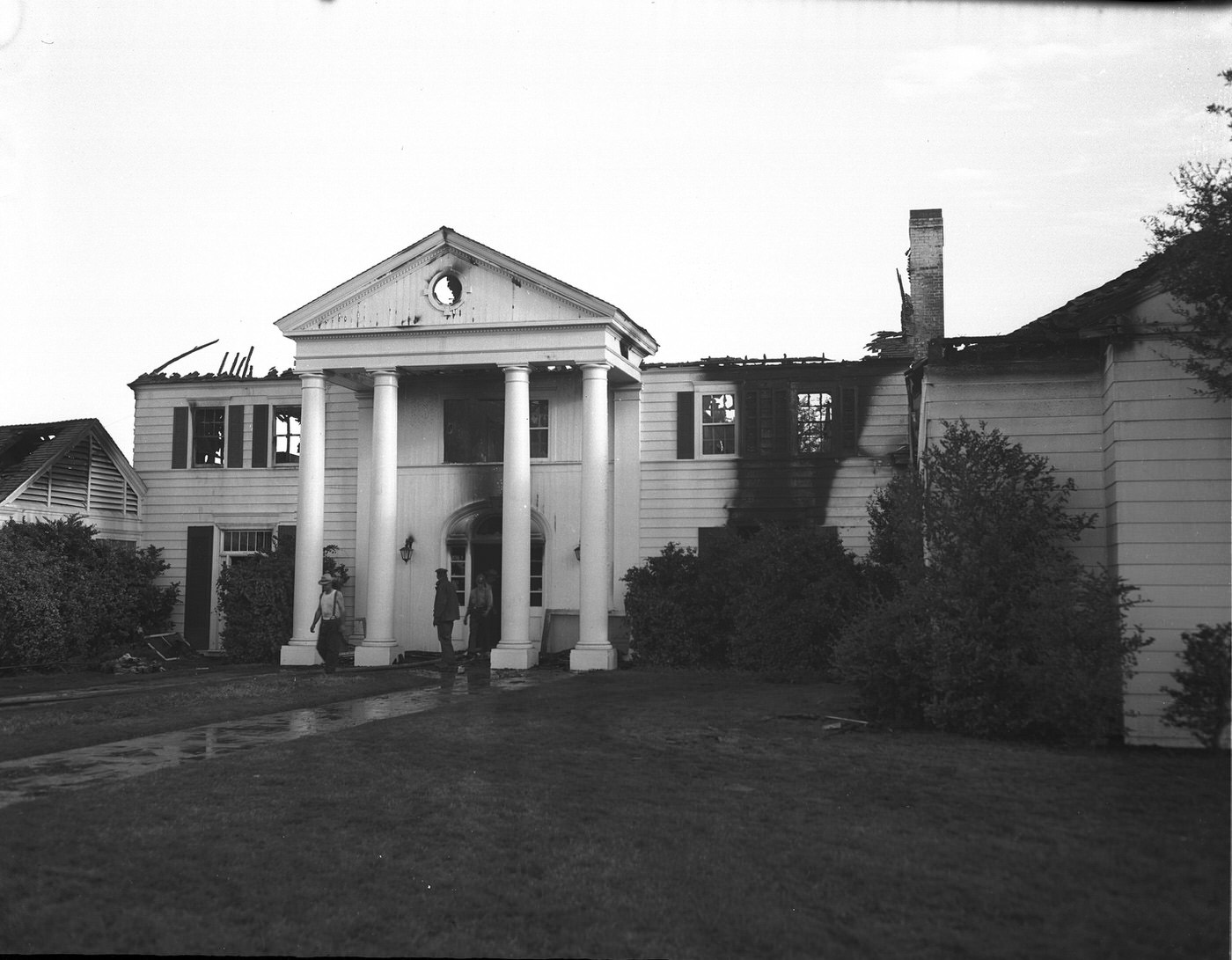 #82 Colonial Country Club clubhouse after being ravaged by fire, 1949