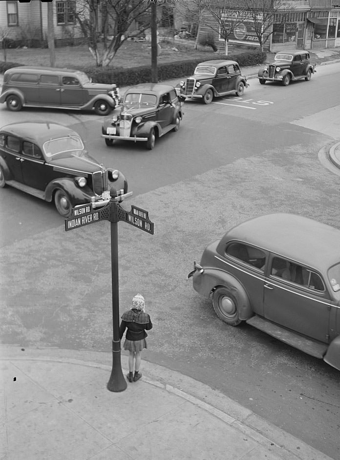 #164 Four o’clock traffic. Norfolk, Virginia, 1941