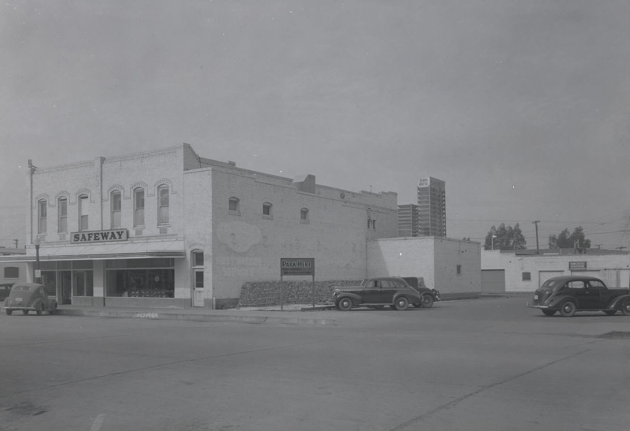 #32 Safeway Store Exterior, 1942