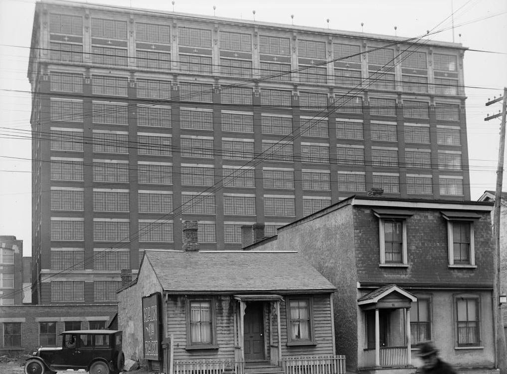 #98 Eaton’s mail order building from Dundas Street West, 1925.