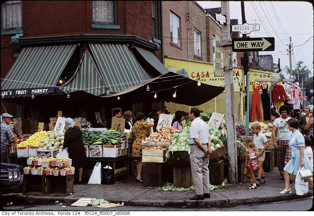 #164 Kensington Market, northwest corner of Augusta Ave. & Nassau St., August 2, 1974.