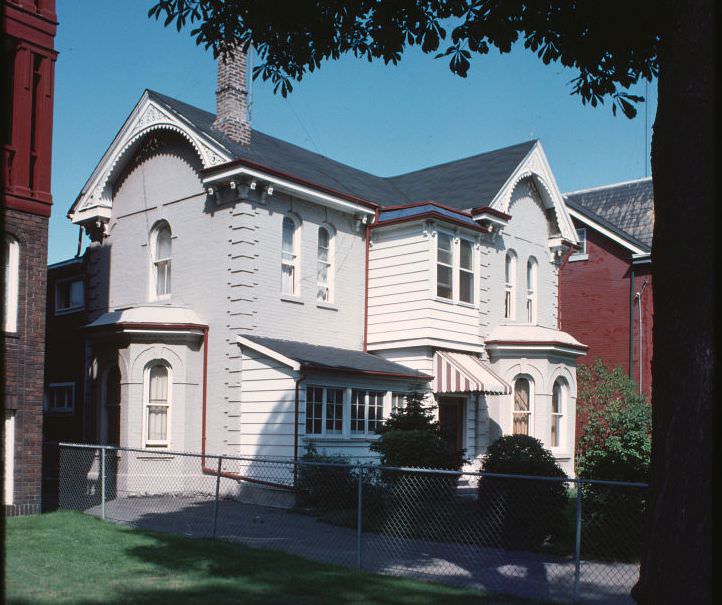 #40 19 Beaconsfield Avenue, 1976