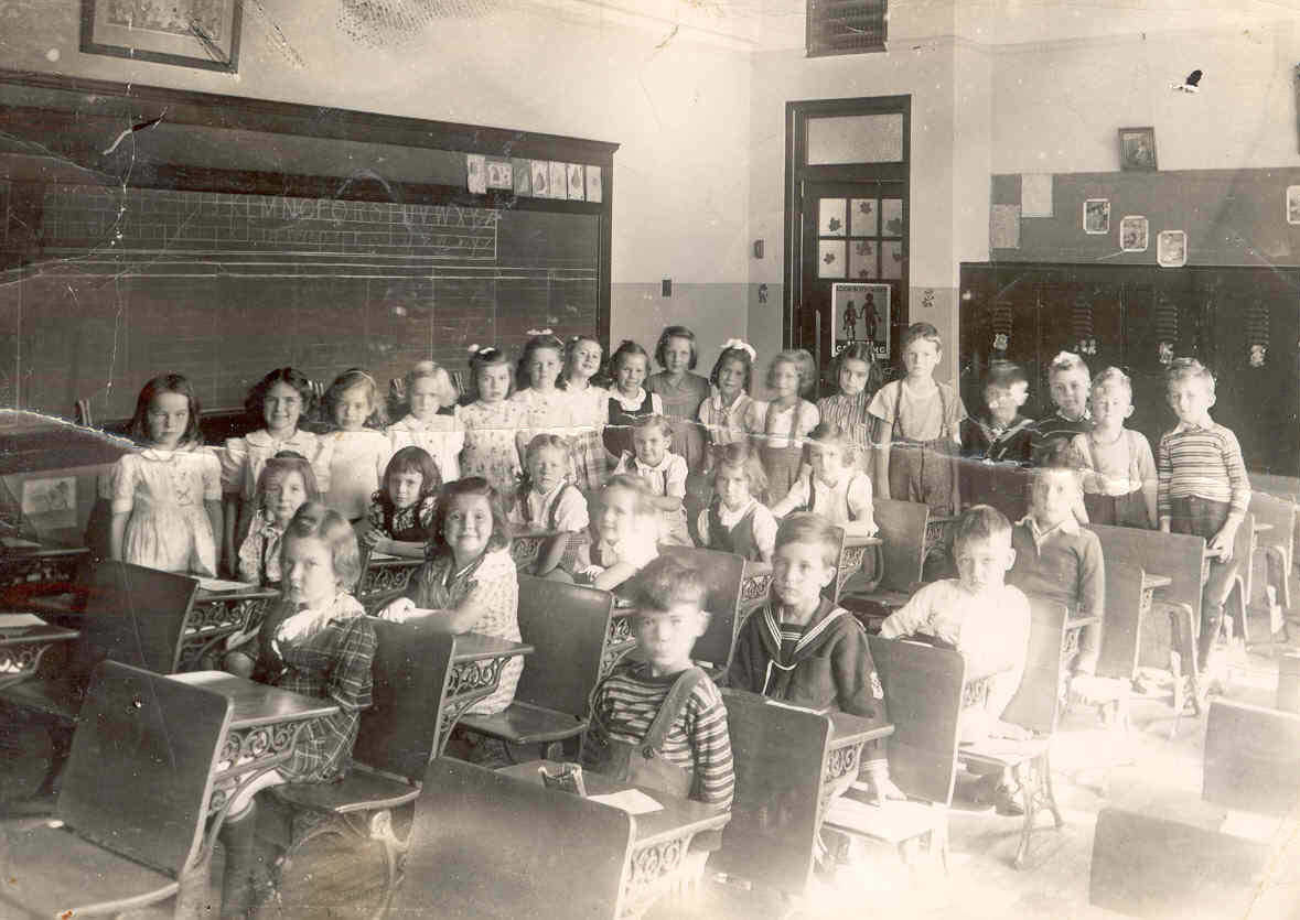 #17 Earl Haig Public School 1947 – Miss Farr’s grade 1 class.