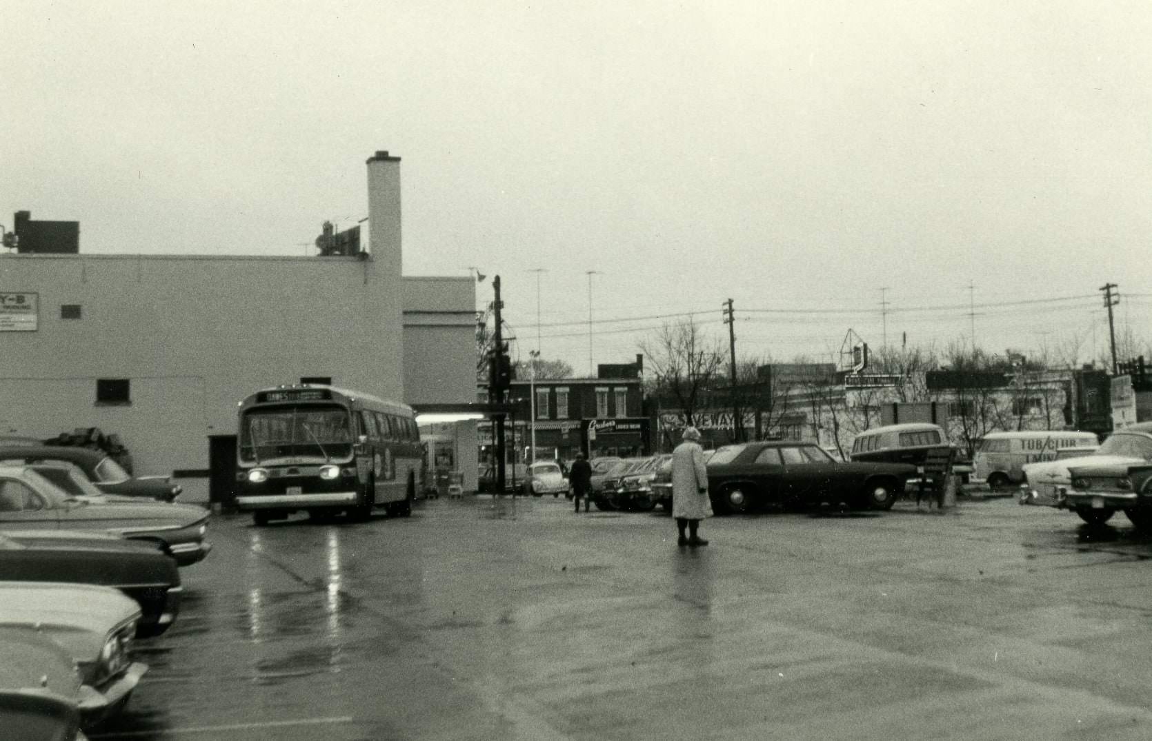 #101 Dawes bus in Loblaws store parking lot loop March 1966.