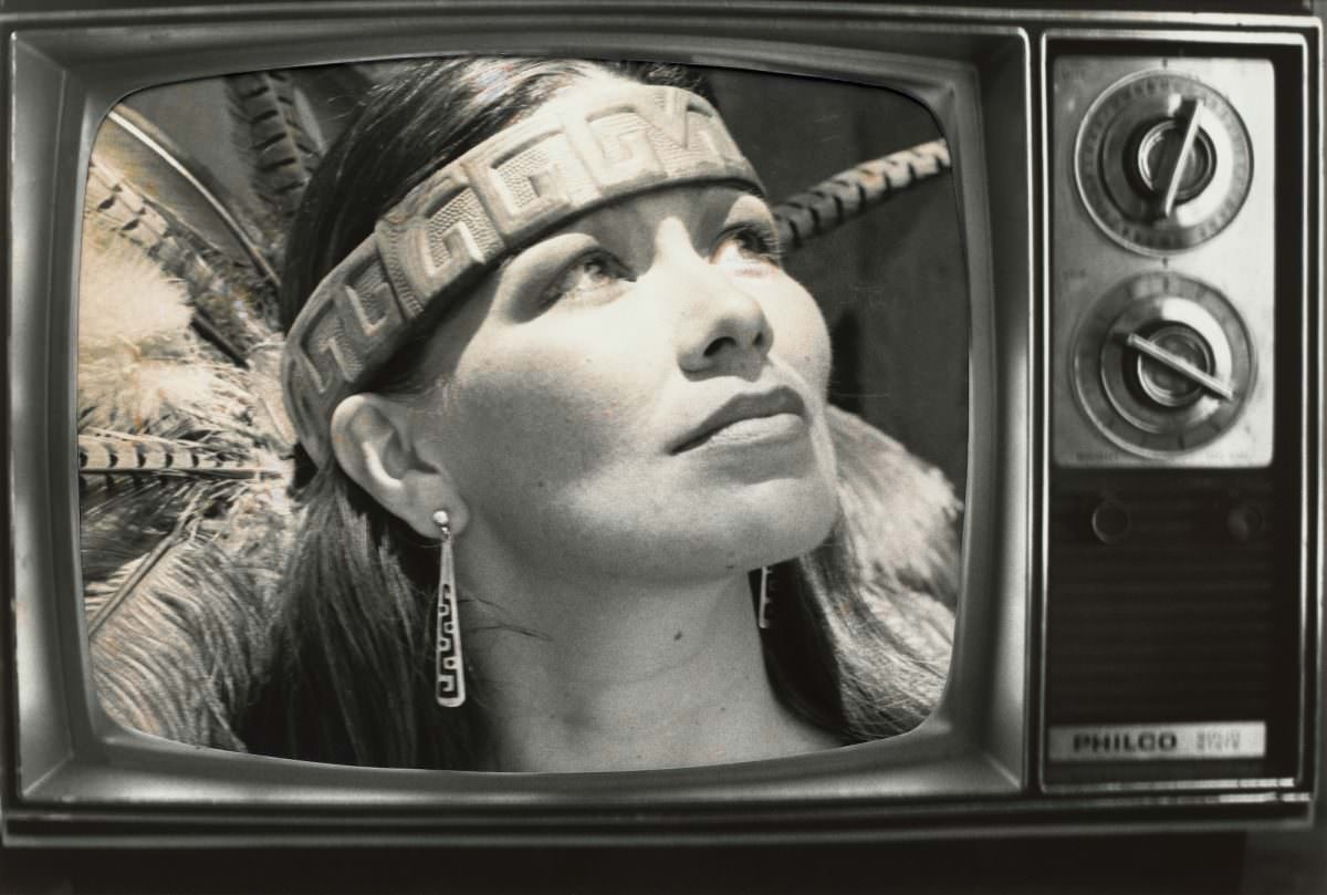 #1 Hulleah J. Tsinhnahjinnie, Vanna Brown, Azteca Style, 1990.