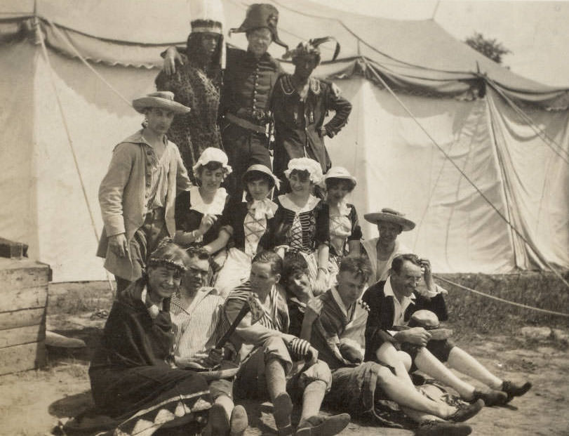 #21 Large group of volunteer actors in costume pose for photograph, 1914