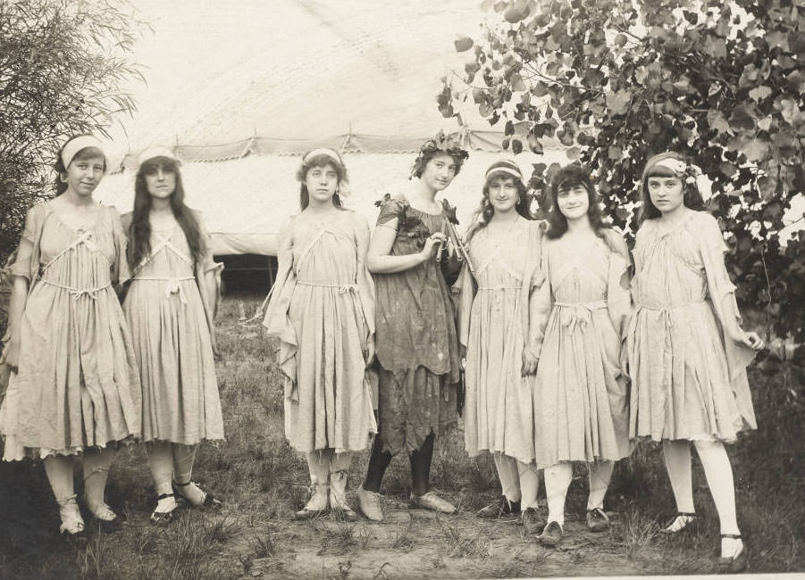 #94 Six women actresses standing, 1914