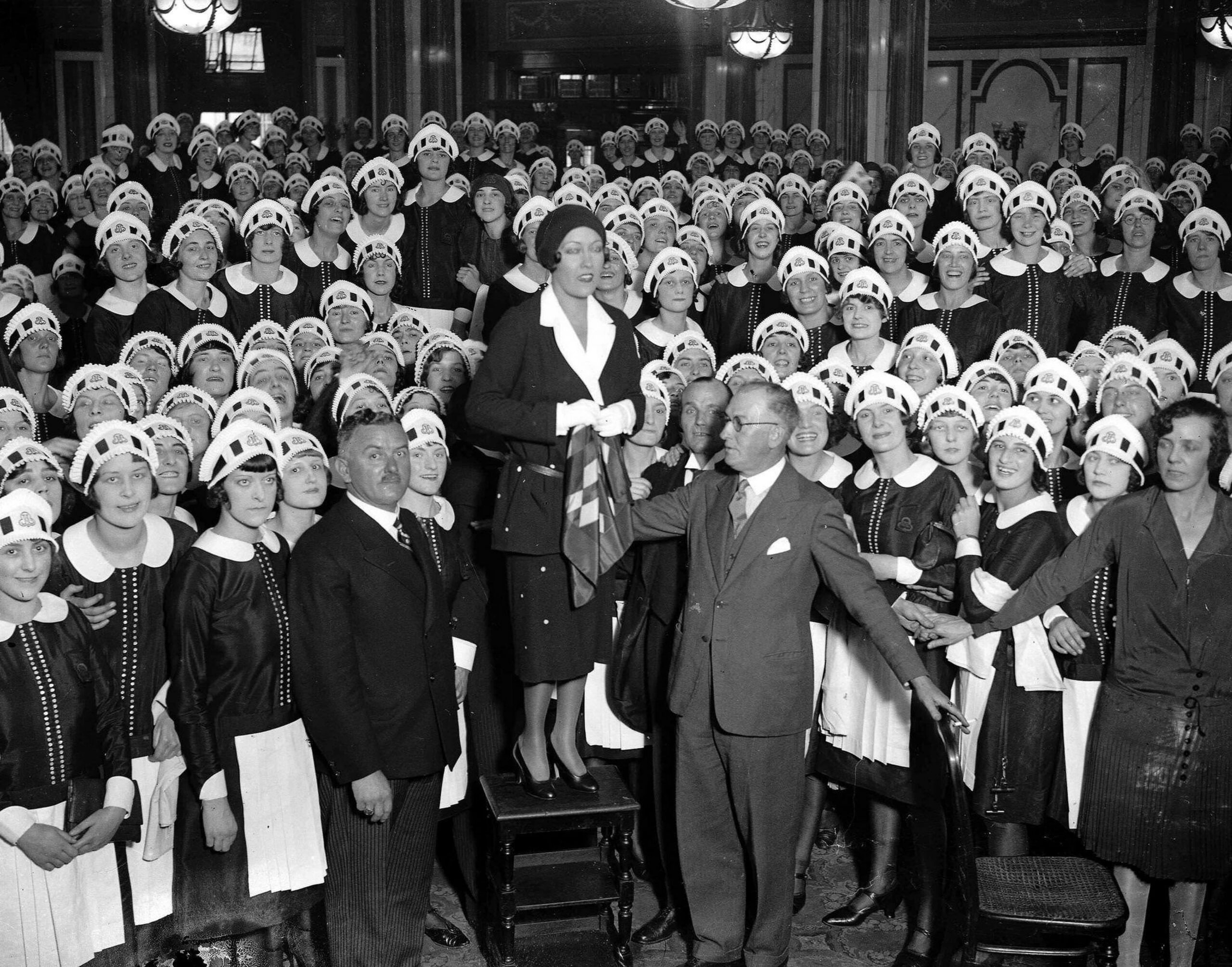 Gloria Swanson talks to a huge crowd of “Nippies” (waitresses at Lyon’s corner house)
