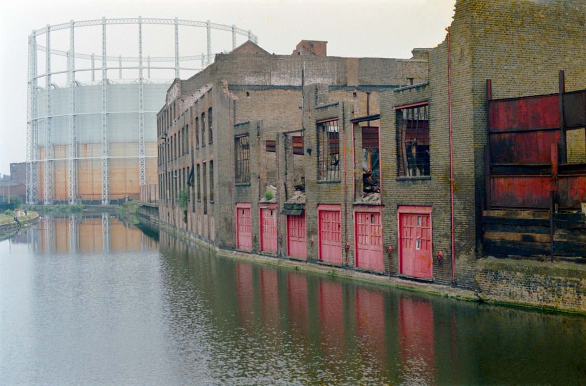 #49 Gas holders, Regent’s Canal, Wharf Place, Andrews Road, Bethnal Green, Tower Hamlets, 1986