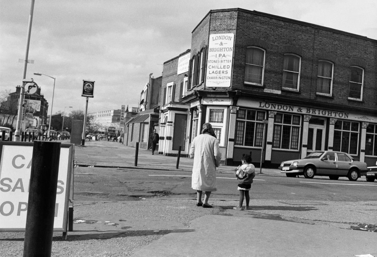 #13 London & Brighton, pub, Asylum Road, Queens Road, Peckham, Southwark, 1989