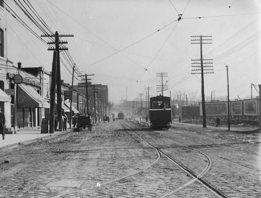 #18 Looking east down Chouteau at Vandeventer, 1925