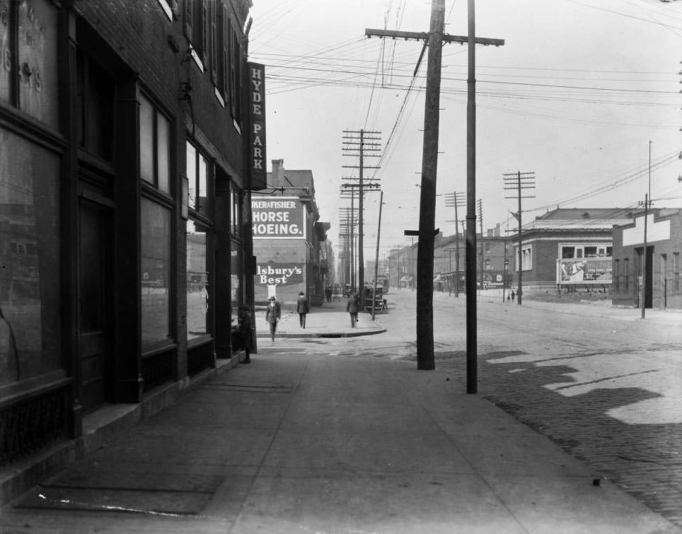 #4 West on Cass Avenue, at the intersection with 13th Street, 1925
