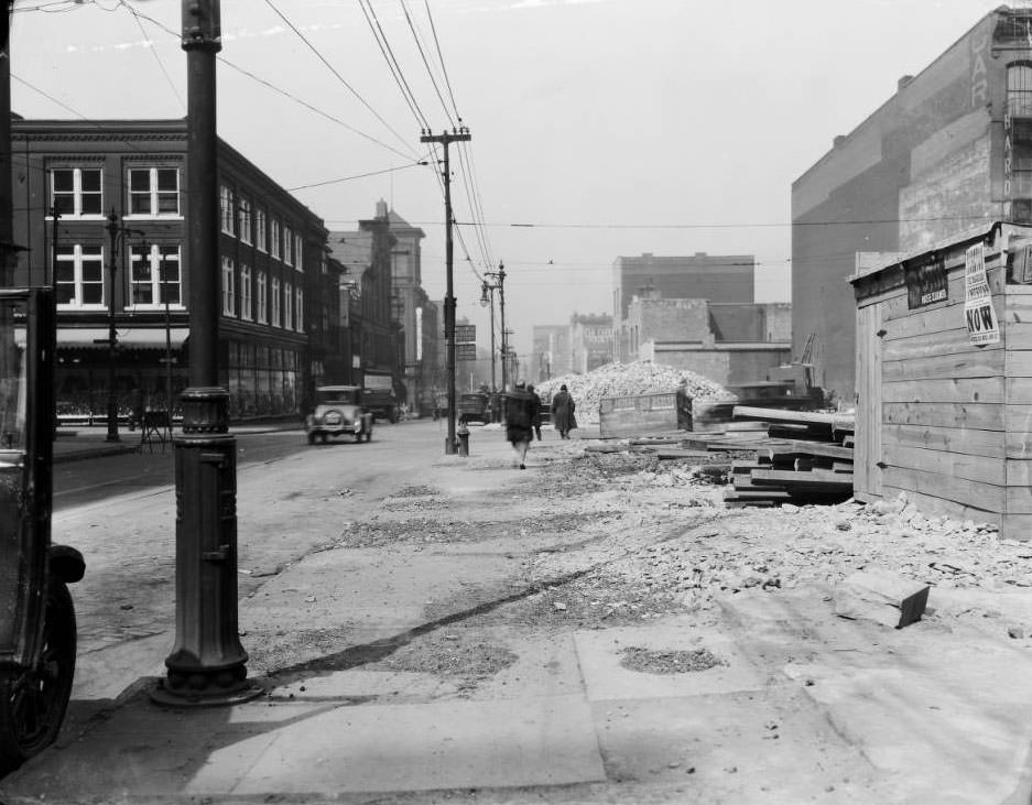 #84 Looking west on Franklin Ave. at the intersection with North Broadway (Fifth Street), 1925