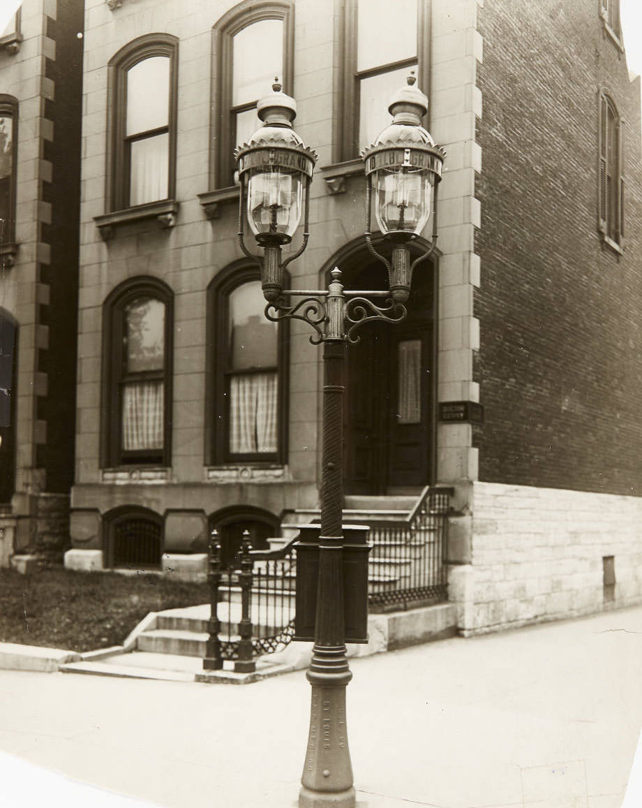 #54 A streetlight at the corner of Grand and Lindell, 1915