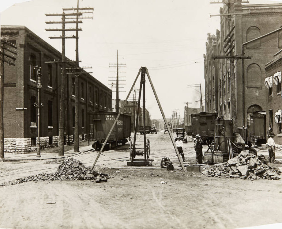 #60 Street and sewer repair work being done on Barton Street, 1915