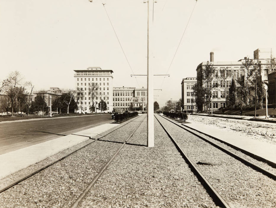 #71 Streetcar tracks along Kingshighway, near Forest Park Avenue, 1915