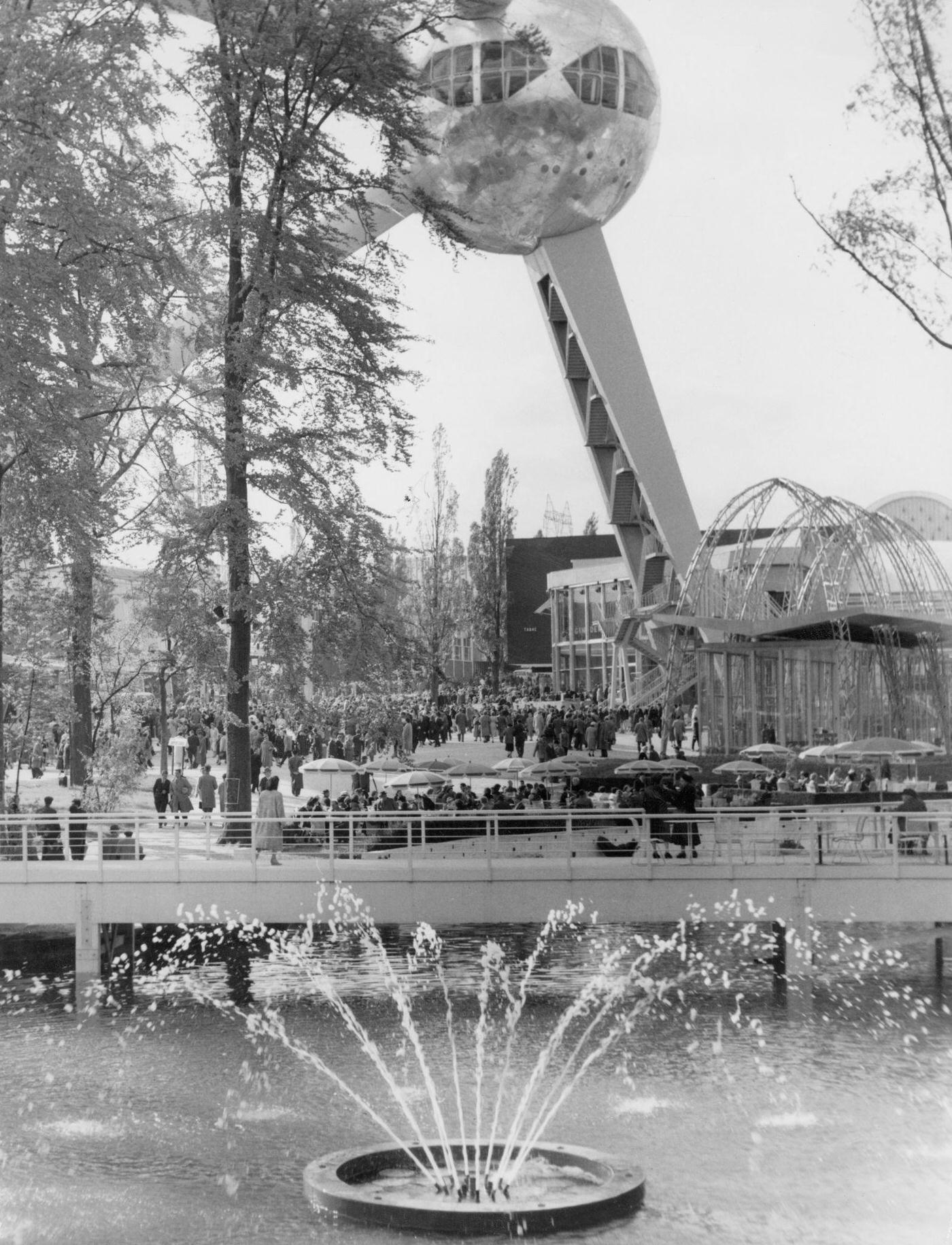 #19 Fountain and Atomium in the background