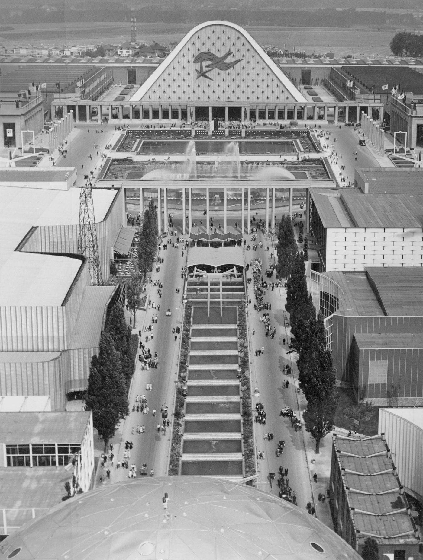 #39 Visitors in front of an exhibition building with pool