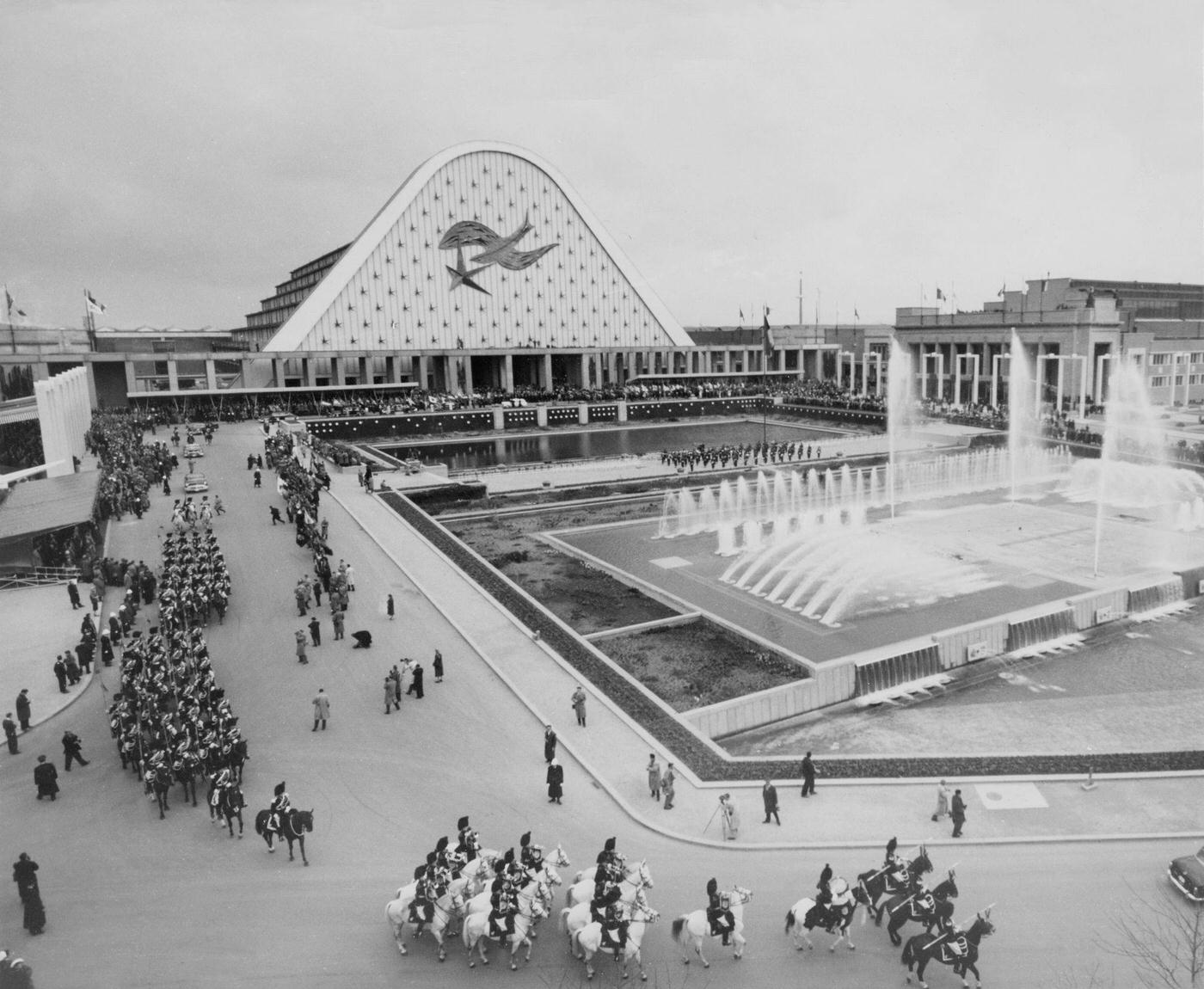 #43 German Pavilion Published in: Berliner Morgenpost