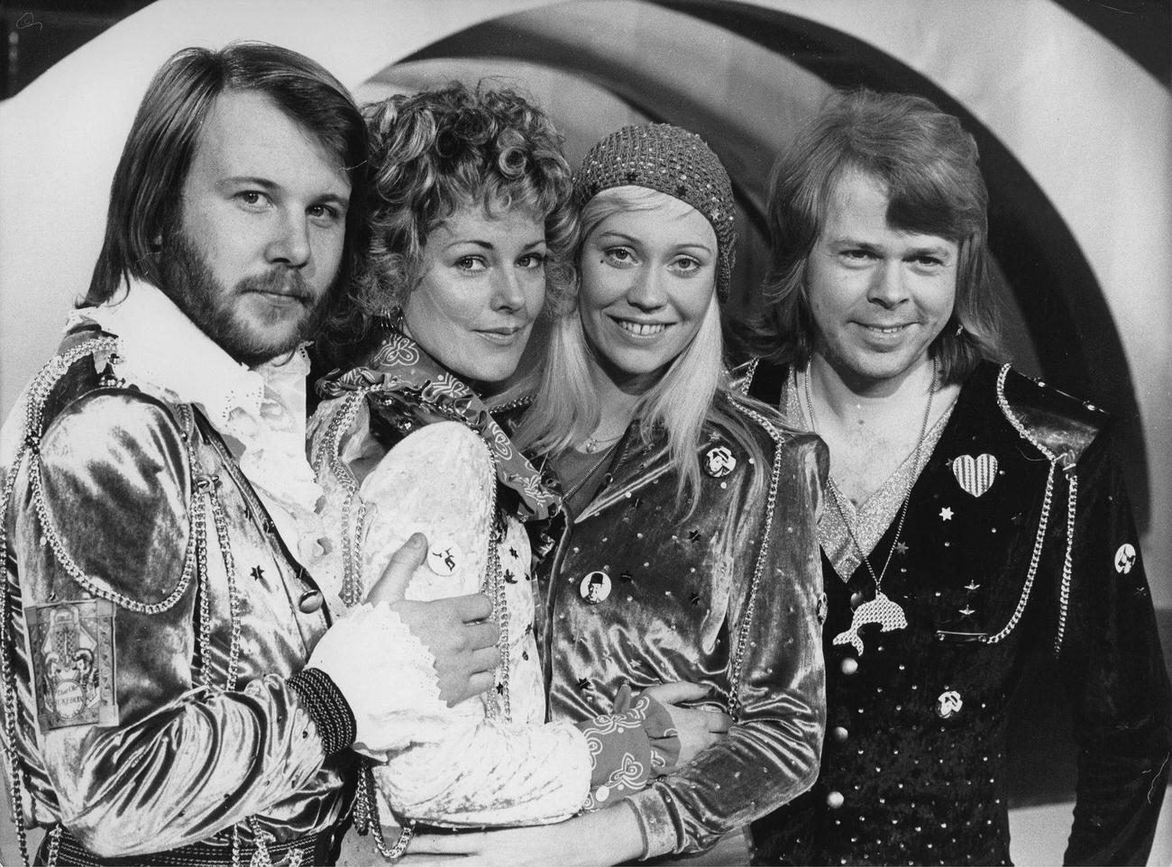 #33 Benny Andersson; Anni-Frid Lyngstad; Agnetha Fältskog and Björn Ulvaeus. Photograph. Euro Vision Song Contest 1974 in Brighton
