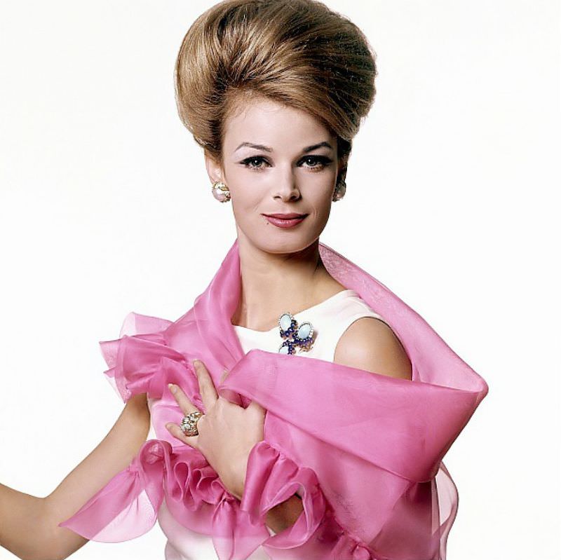 #17 Anne de Zogheb in white linen dress with pink ruffled organza scarf by Doro, jewelry by David Webb, 1962