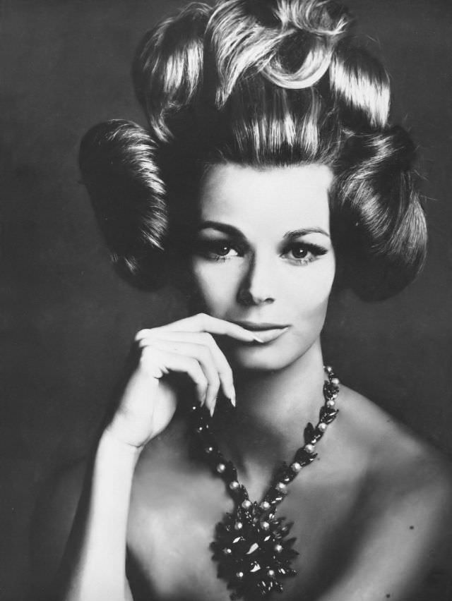 #22 Anne de Zogheb’s coiffure is by Carita, pendant star of amethyst and pearls on leafy chain of same is by Scémama for Saint Laurent, Vogue, November 1, 1962