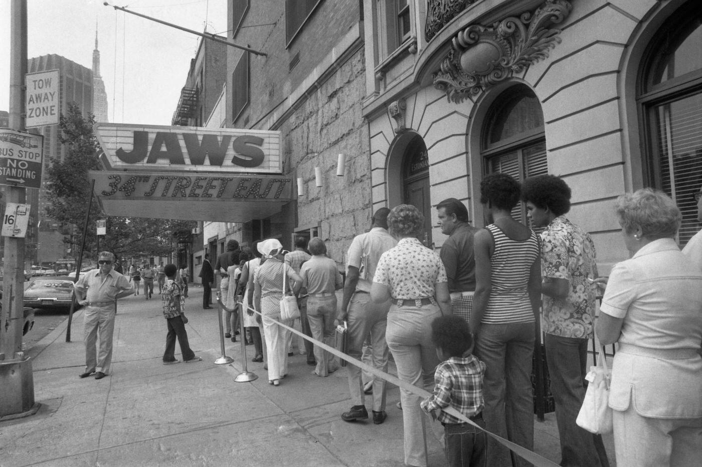 Crowds line up outside movie house for ‘Jaws, 1975’