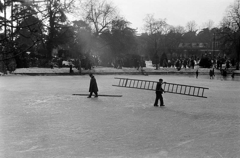 #3 A guard and a worker carrying a ladder in the center of the lake.