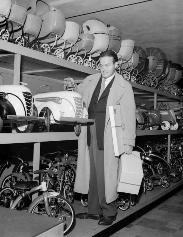 #84 Bob Hope holiday shopping, 1940.