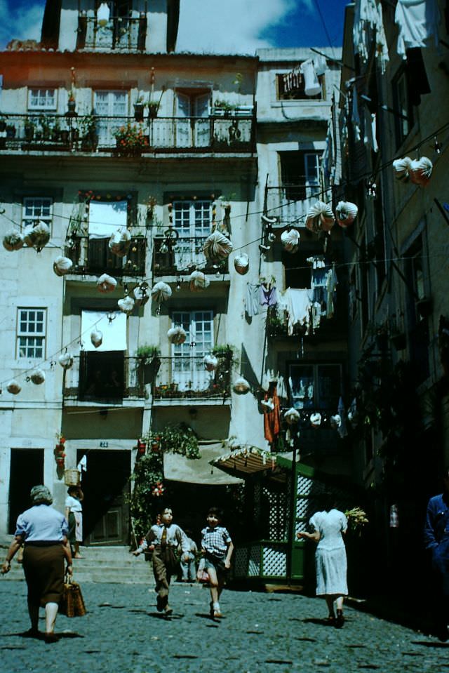 #163 People in Moorish Quarter