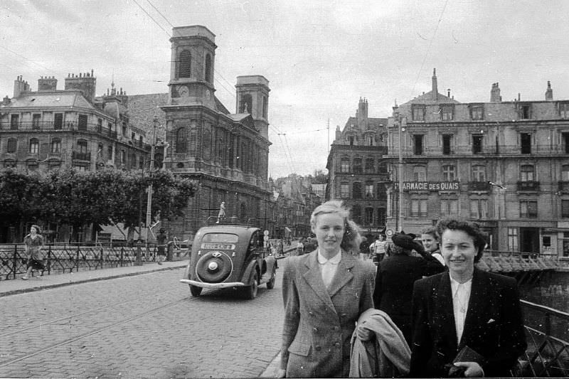 #97 Besançon, walking on the Pont Battant, 1950