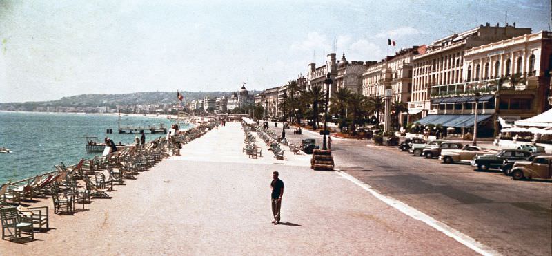 #106 Nice, Promenade des Anglais. The hotel Negresco is at the far end, France, 1950
