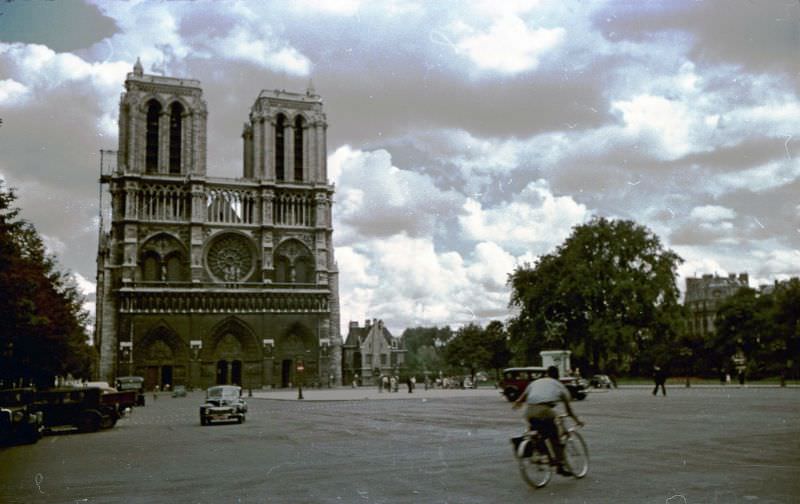 #109 Paris, Notre-Dame, France, 1950
