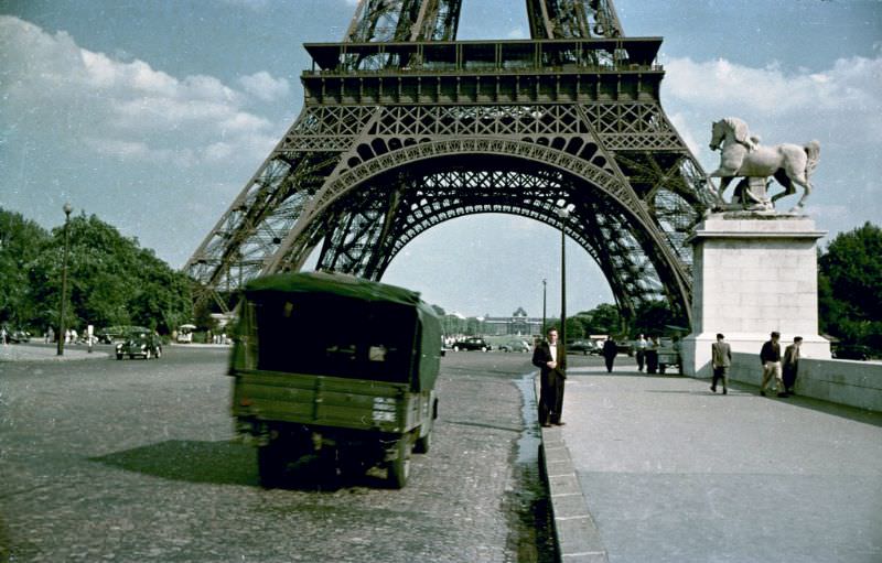 #110 Paris, Pont d’lena, France, 1950