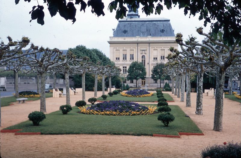 #158 Paris garden, France, 1956