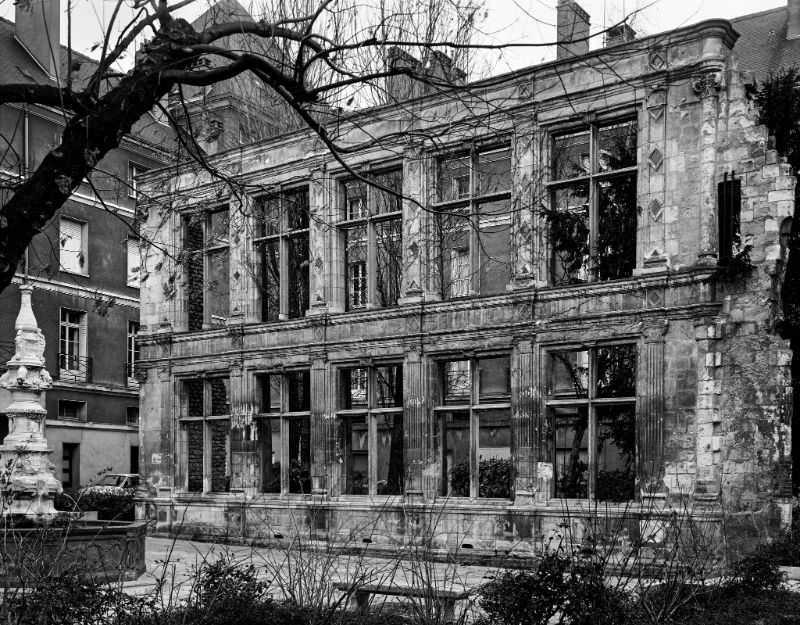 #18 Renaissance Wall, Tours, France, 1989