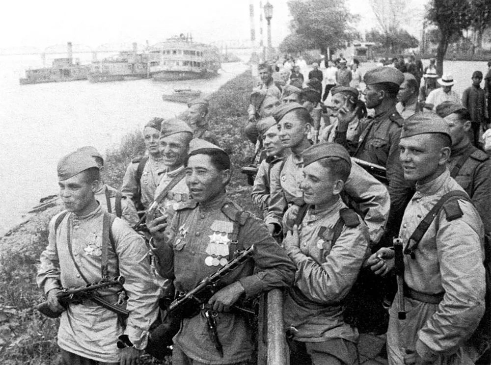 #6 Soviet soldiers on the bank of the Songhua River in Harbin.
