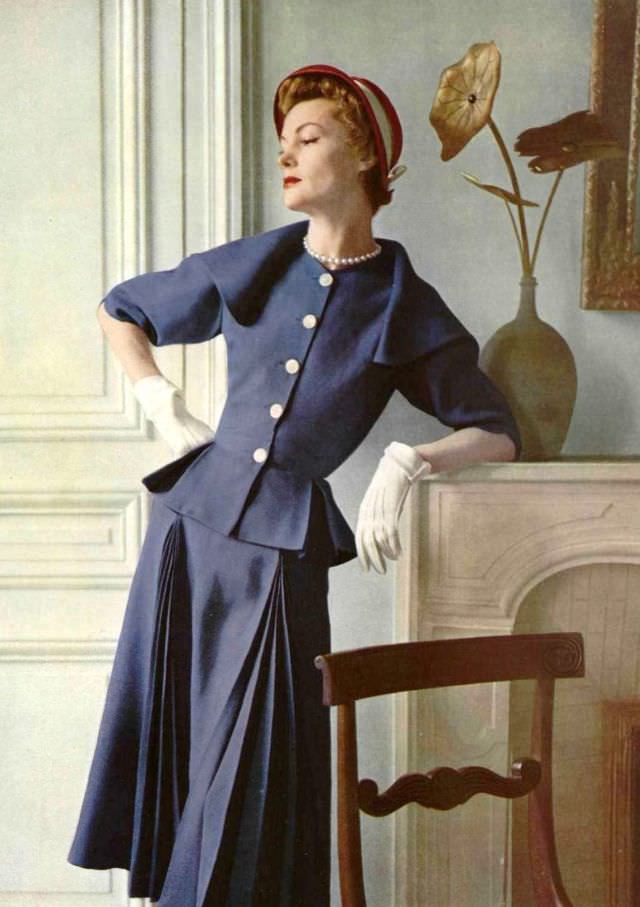 #4 Model in blue linen two-piece, exquisite in its simplicity, by Grès, 1951