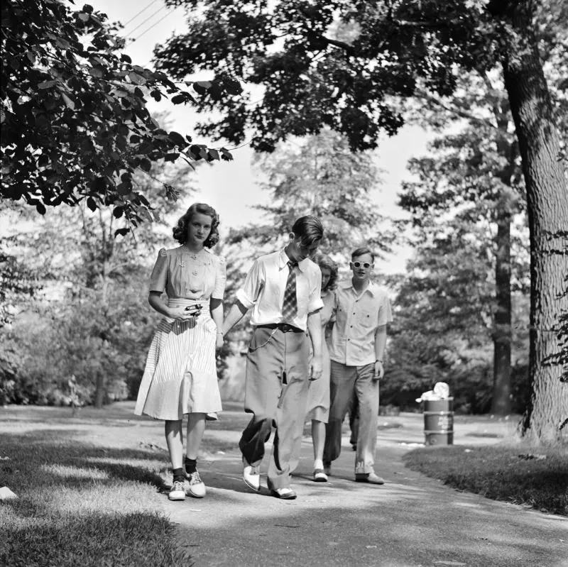 #23 High school students strolling through the zoological park, Detroit, Michigan, July 1942.